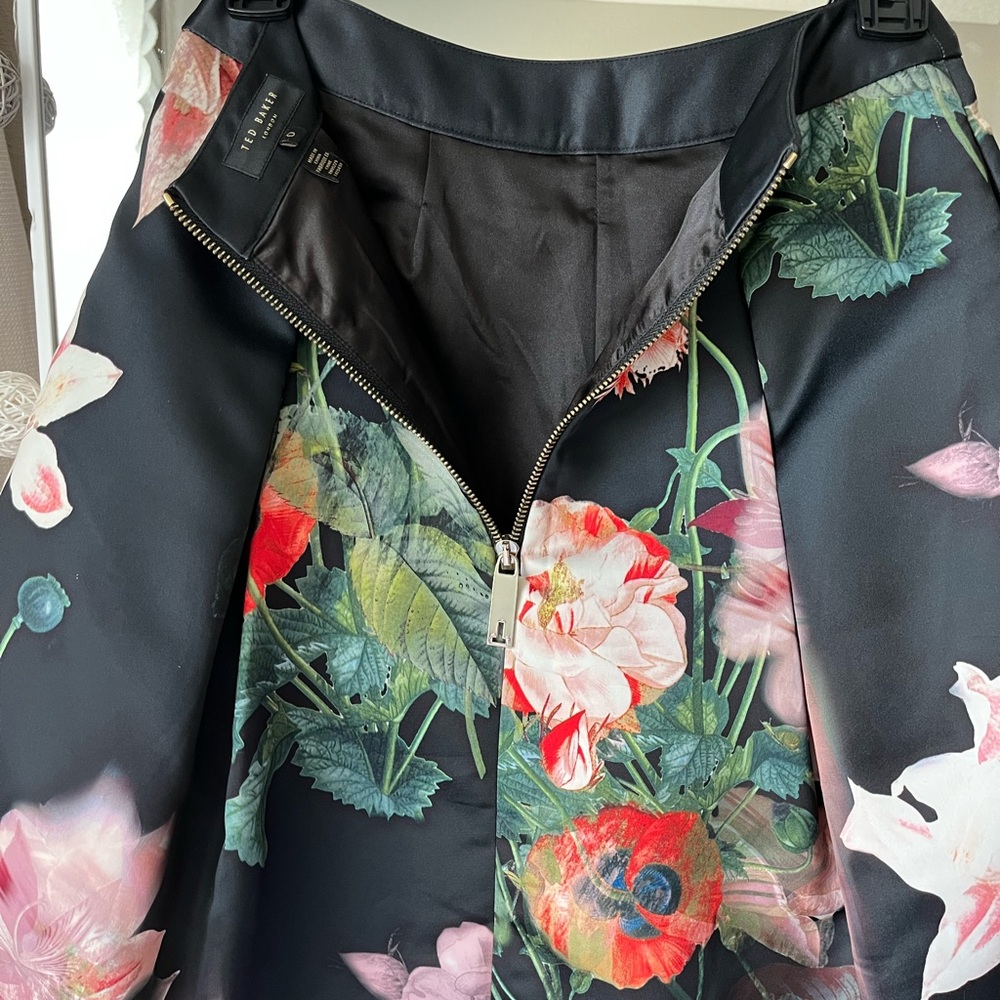 Ted Baker puffy, knee length skirt with pockets
